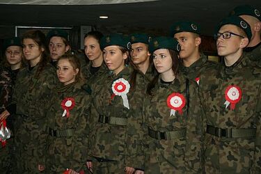 Uczniowie rozdawali kotyliony z okazji zbliżającego się Święta Niepodległości