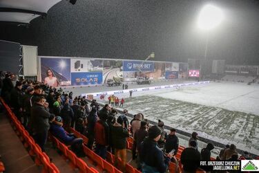 Ekstraklasa. Termalica - Jagiellonia: Padający śnieg pokrzyżował plany piłkarzom