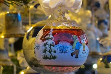 Gwiazdy ozdobiły świąteczne bombki. Wyjątkowa licytacja