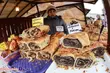 Pod Ratuszem rozpoczął się jarmark bożonarodzeniowy. Staje też żywa szopka [ZDJĘCIA]