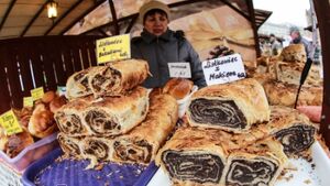 Pod Ratuszem rozpoczął się jarmark bożonarodzeniowy. Staje też żywa szopka [ZDJĘCIA]