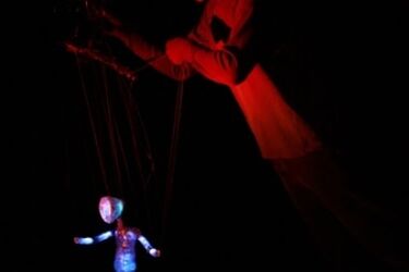 Ta lalka świeci w ciemnościach. Niezwykła konstrukcja z odpadów