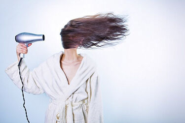 Elektryzujące się włosy? Znamy skuteczne sposoby, by je ujarzmić