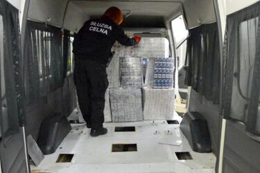 Nielegalne papierosy w przerobionej podłodze busa