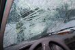 Kierowca golfa nie przeżył. Zjechał na pobocze i uderzył w drzewo