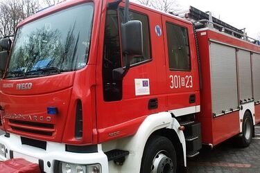 Wywrócony TIR. Z beczek wydobywa się nieznana substancja