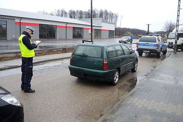 Kolejna pijana kobieta na drodze. Uciekała przed policją i uderzyła w radiowóz