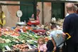 Dwie twarze: Na bazarek czy do galerii? [FELIETON]