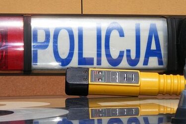 Nieodpowiedzialny rodzic trafi przed sąd. Pijany wiózł swoje dzieci