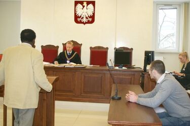 Został uderzony, ponieważ ma inny kolor skóry. Ruszyła rozprawa na tle rasowym
