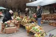 Tłumy na Jarmarku Kaziukowym. Na stoiskach palmy wielkanocne, wiklina i pisanki