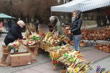 Tłumy na Jarmarku Kaziukowym. Na stoiskach palmy wielkanocne, wiklina i pisanki