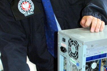 Białostockie CBA zatrzymało profesora i pracownika Wojskowej Akademii Technicznej