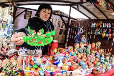 Wielkanocne wyroby, biżuteria i pierogi z grilla. Ruszył jarmark na rynku [ZDJĘCIA]