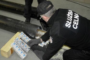 Papierosy zamiast izolowanych rur. Celnicy przechwycili kontrabandę za ponad 1 mln zł