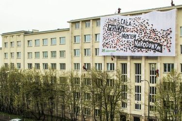 Baner na Ministerstwie Środowiska. Rozwiesili go aktywiści Greenpeace