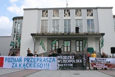 Wielkie emocje przed premierą. Pikieta środowisk narodowych pod Teatrem Dramatycznym 