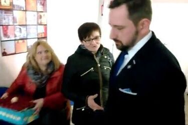 Supraśl. Przeciwnicy burmistrza wręczyli mu papierowe przedszkole [WIDEO]