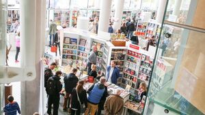 Rabaty, znani pisarze i kolejki po autografy. Duży ruch na Targach Książki [ZDJĘCIA]