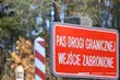 Pamiątkowe zdjęcie przy znaku granicznym. Amerykanin drogo zapłaci za pamiątkę