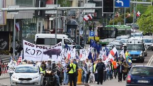 KOD manifestuje w święto Konstytucji [ZDJĘCIA]