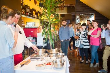 Już wkrótce Noc Restauracji. Kucharze zaskoczą kiełbasą z żubra czy grzebieniami koguta