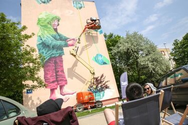 Powstał nowy mural. Nie tylko dziewczynka z konewką, jest też chłopiec z wędką [ZDJĘCIA]