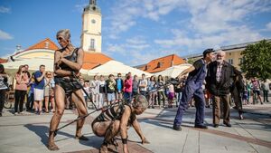 Intrygujący projekt w centrum miasta. Na rynku stanęła klatka [ZDJĘCIA]