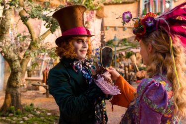 "Alicja po drugiej stronie lustra" i nie tylko. Jak pracują kina w długi weekend? [WIDEO]