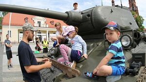 Czołg na rynku. Na Piknik Militarny do Ogrodniczek dowiozą specjalne autobusy [ZDJĘCIA]