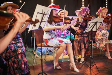 Światowe przeboje w plenerze. Koncert w ogródku kawiarni Fama