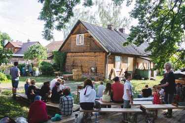 Potańcówka na Bojarach. Potrzebne są palety, deski i drewniane skrzynki