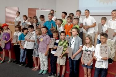 80 małych studentów ukończyło studia z dyplomem 