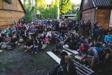 Potańcówka na bojarskim podwórku. Muzyka z gramofonów i lampiony nad głowami