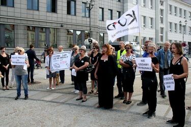 Czarny protest podlaskiego KOD. Młodzież Wszechpolska: "To skandaliczne i śmieszne" 