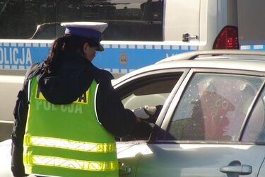 Pijany ojciec wiózł 7-latkę. Zatrzymany zaczął grozić policjantce 