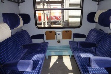 Głośne rozmowy, zdejmowanie butów, muzyka bez słuchawek. Tego zakazuje kodeks podróżowania