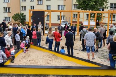 Podwórko obok bloku przy ul. Włókienniczej zmieniło się nie do poznania