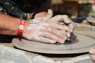 Warsztaty ceramiczne. Uczestnicy wykonają prace z gliny