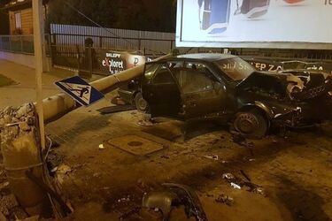 20-latek ścigał się z bmw. Wjechał w słup przy ul. Produkcyjnej 