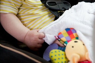 2-latek zatrzaśnięty w samochodzie. Musieli interweniować policjanci