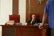 Pierwszy z kierowców był pijany, drugi przejechał po leżącym człowieku. Sąd bada sprawę 