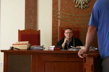 Pierwszy z kierowców był pijany, drugi przejechał po leżącym człowieku. Sąd bada sprawę 