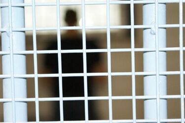 Groził, że pozabija sąsiadów piłą motorową. Policjanci musieli użyć gazu i pałki