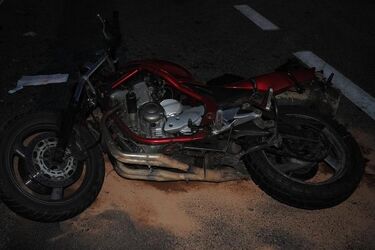 Skręcała w lewo, gdy w jej auto uderzył motocyklista. Jedna osoba jest poważnie ranna