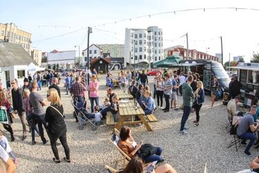 Food trucki przyjechały na Młynową. Uliczne jedzenie coraz bardziej popularne [ZDJĘCIA]