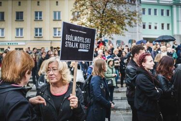 Przez Białystok przeszedł czarny protest. Kobiety nie chcą zaostrzenia prawa [ZDJĘCIA]