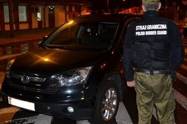 Zgłosiła się do odprawy granicznej, siedząc w kradzionym samochodzie