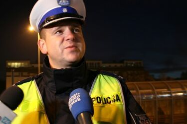 W podmiejskich autobusach będą rozdawane odblaski. Ruszyła policyjna akcja