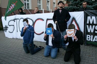 Kilkuosobowy protest Młodzieży Wszechpolskiej przeciwko CETA. Rolników nie było